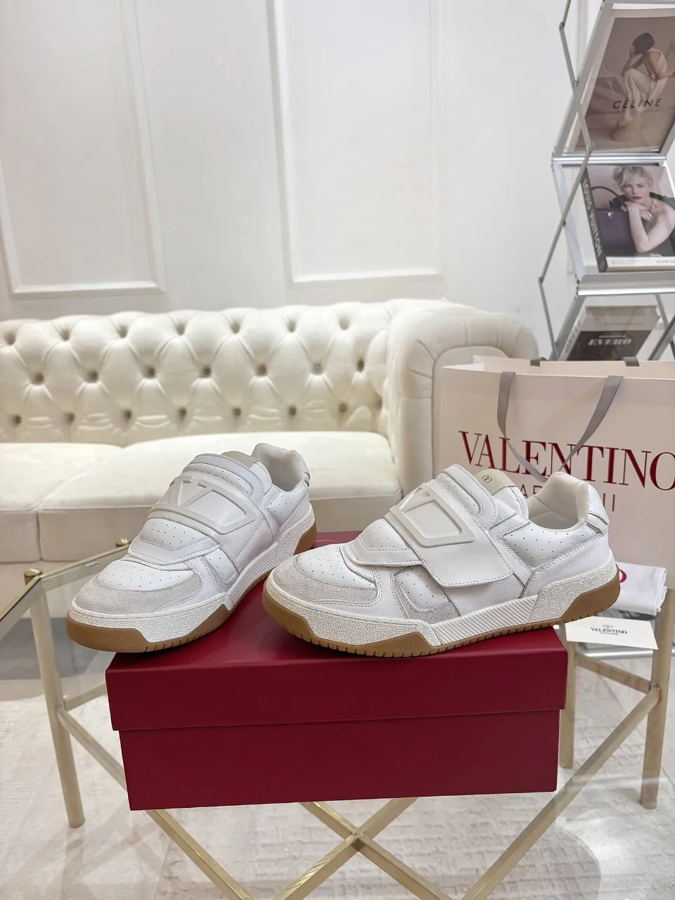 👟👟Ex-factory price 640👟👟 🔺Valentino🔺 Valentino casual shoes! Top version!  Purchase the original version and develop it 1:1! Lasting technology, classic splicing, fashionable and versatile, 🎁Full set of packaging at the same time at the counter. Fabric: customized cowhide + super soft sheepskin + mercerized cow suede. Lining: original double-sided velvet + breathable mesh. Outsole: original TPU material outsole, non-slip and wear-resistant. Code number: men 39~46